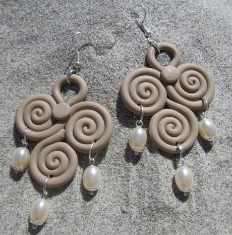 Orecchini con perle pendenti Orecchini perle pendenti1