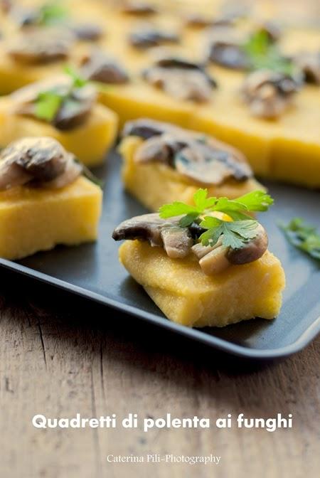 Quadretti di polenta ai funghi