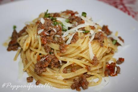 Spaghetti con salsiccia, pomodori secchi e finocchietto selvatico.
