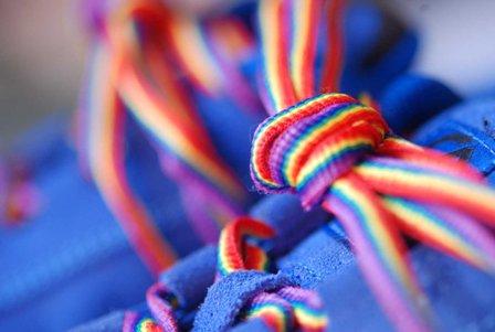 lacci rainbow contro l’omofobia