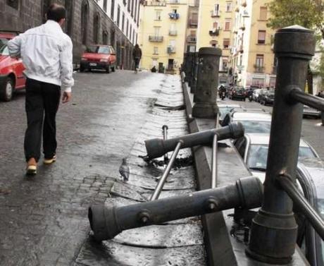 Strappate via le ringhiere di Castel Capuano nell’indifferenza generale Ringhiere divelte