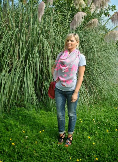 outfit casual outfit t-shirt e jeans abbinamento jeans e tecchi jeans e tacchi jeans e t-shirt t-shirt con la scritta da grande voglio fare la blogger pashmina grigia con scritte fucsia come indossare un foulard come indossare una pashmina outfit borsa rossa borsa rossa a bauletto con tracolla fashion blogger italiane fashion blogger bionde outfit settembre 2014 outfit estivi outfit settembre lookbook settembre 2014 streetstyle settembre 2014 streetstyle pashmina t-shirt grigia abbinamenti grigio