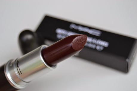 Rossetto Lingering Kiss della collezione A Novel Romance di Mac Swatches