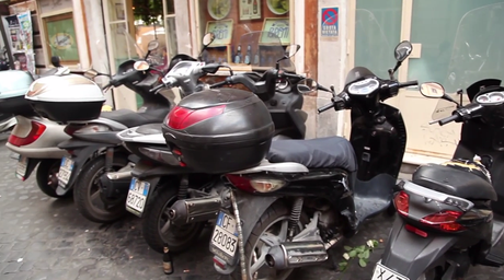 Video. La follia dei Piani di Massima Occupabilità. Qui c'erano tavolini all'aperto oggi ci sono discariche e parcheggi abusivi per motorini. Vi piace di più così?