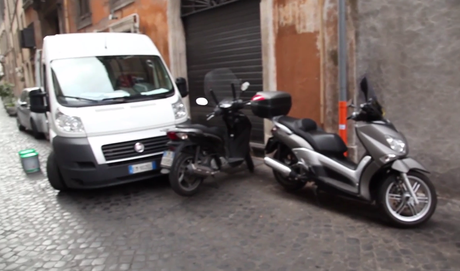 Video. La follia dei Piani di Massima Occupabilità. Qui c'erano tavolini all'aperto oggi ci sono discariche e parcheggi abusivi per motorini. Vi piace di più così? Video. La follia dei Piani di Massima Occupabilità. Qui c'erano tavolini all'aperto oggi ci sono discariche e parcheggi abusivi per motorini. Vi piace di più così?