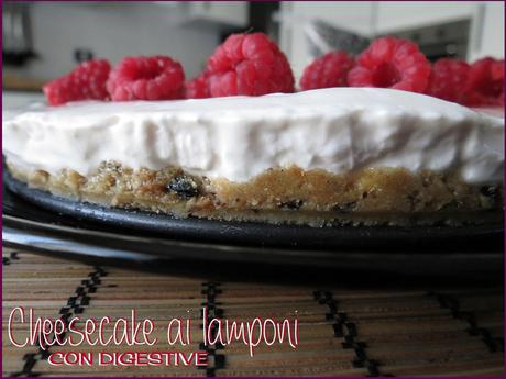 CHEESECAKE AI LAMPONI CON DIGESTIVE