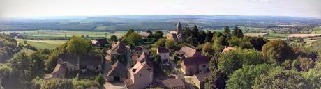 Il villaggio di Brancion (foto di Patrick Colgan, 2014 - clicca per ingrandire il panorama!)