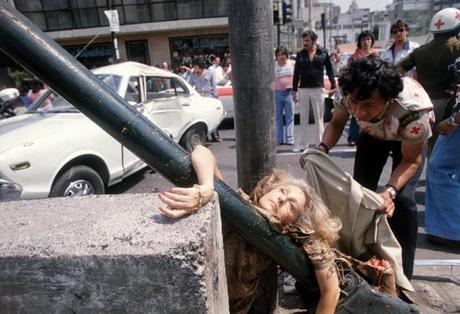 Città del Messico, 29 aprile 1979. Adela Legarreta sta correndo alla presentazione di un libro e viene investita da un’auto in Avenida Chapultepec. Questa immagine non fu pubblicata sui giornali il giorno seguente. È troppo forte, troppo perturbante.