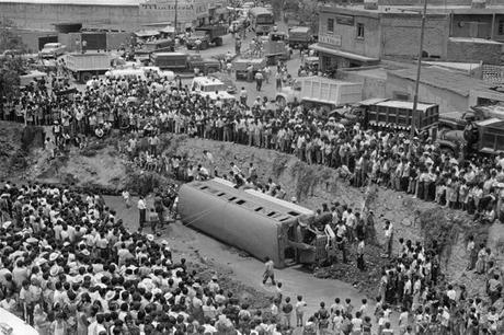 25 maggio 1969: Centinaia di persone si radunano intorno a un autobus ribaltato nel fiume San Esteban sulla strada fra Città del Messico e Huixquilucan. Dentro c’erano 23 bambini, uno dei quali morì.