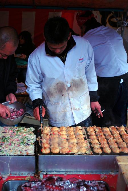 Takoyaki in lavorazione (foto di Patrick Colgan, 2014)