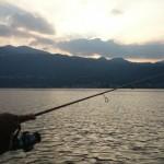 Torta, caffé e Persico Reale Spinning sul lago al tramonto