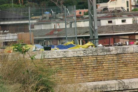 Tornati mille volte gli accampamenti, nonostante mille ridicoli sgomberi. Quindici foto da Valle Aurelia e Monte Ciocci