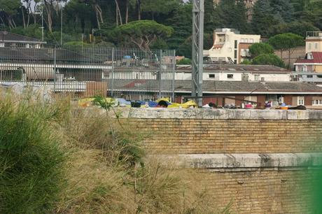 Tornati mille volte gli accampamenti, nonostante mille ridicoli sgomberi. Quindici foto da Valle Aurelia e Monte Ciocci