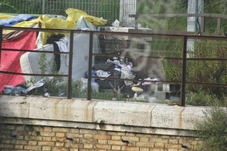 Tornati mille volte gli accampamenti, nonostante mille ridicoli sgomberi. Quindici foto da Valle Aurelia e Monte Ciocci