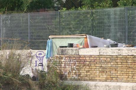 Tornati mille volte gli accampamenti, nonostante mille ridicoli sgomberi. Quindici foto da Valle Aurelia e Monte Ciocci