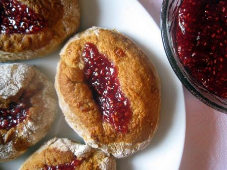 Panini soffici senza latte e burro con marmellata di lamponi fatta in casa - Soft sweet bread without butter and milk with homemade raspberry jam