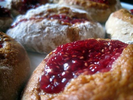 Panini soffici senza latte e burro con marmellata di lamponi fatta in casa - Soft sweet bread without butter and milk with homemade raspberry jam