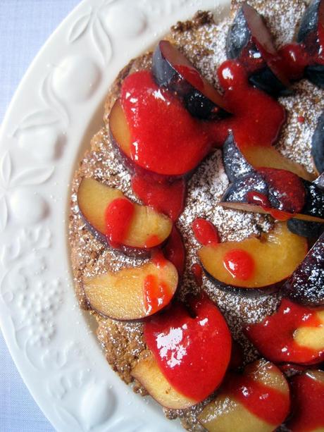 Torta Vegan di susine e fragole - Vegan cake with plums and strawberries
