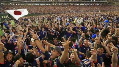 Mondiali 2014 - I fan giapponesi ripuliscono lo stadio dopo la partita