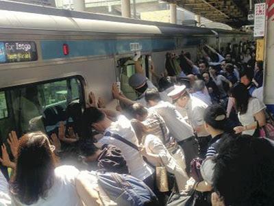 Passeggeri spostano un treno per salvare una donna