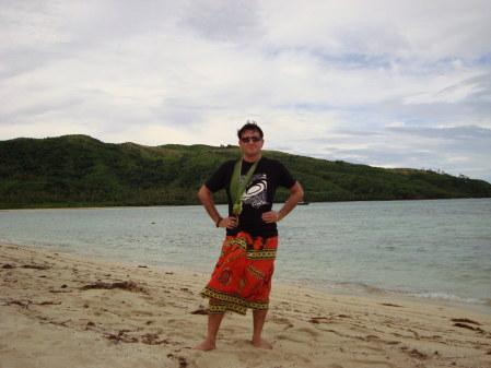 Ivan sulla spiaggia di Gunu con il suo sulu nuovo