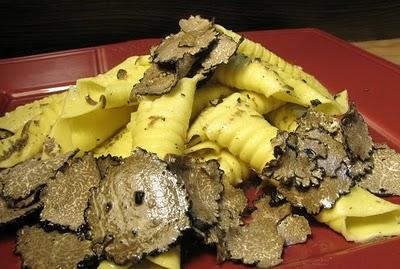 BUON ANNO A TUTTI - GARGANELLI ALL'UOVO FATTI IN CASA CON TARTUFO NERO