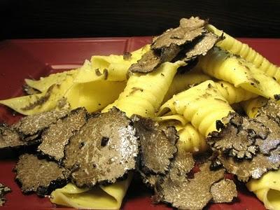 BUON ANNO A TUTTI - GARGANELLI ALL'UOVO FATTI IN CASA CON TARTUFO NERO