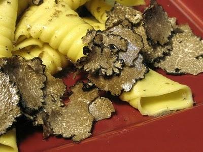 BUON ANNO A TUTTI - GARGANELLI ALL'UOVO FATTI IN CASA CON TARTUFO NERO