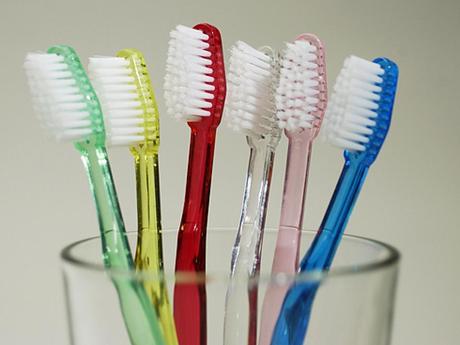 Dieci modi per riutilizzare lo spazzolino da denti