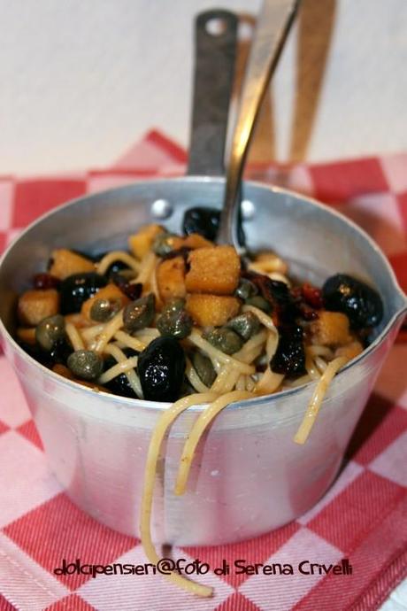 SPAGHETTI CON POMODORI SECCHI E OLIVE NERE di Dolcipensieri