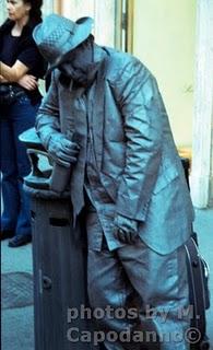 La statua vivente: mimo, l'artista di strada...
