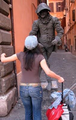 La statua vivente: mimo, l'artista di strada...