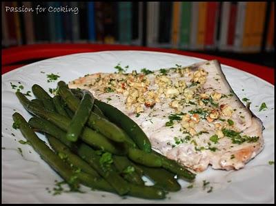 Salmone grigliato con nocciole e contorno di fagiolini.