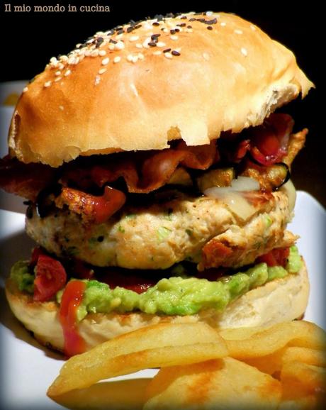 BURGER di pollo CREOLO con salsa di avocado, Montasio, MELANZANE fritte e Bacon