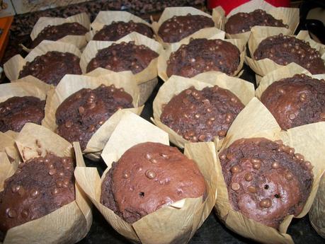 Muffin al cioccolato, gocce di cioccolato e cannella.