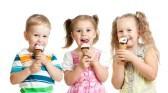 15971919-ragazzo-felice-i-bambini-e-le-bambine-a-mangiare-il-gelato-in-studio-isolato