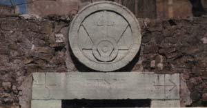 La Porta Alchemica, Epigrafi sul Rosone e l'Architrave
