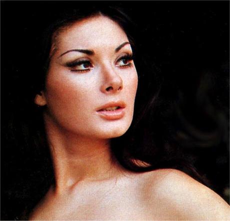 Cara Edwige ti scrivo, Cielo racconta la sensualità anni 70 con la Fenech