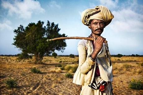 Rabari man in the desert 579px