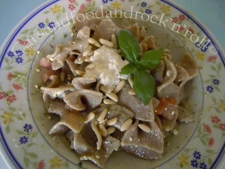Quasi un'insalata di pasta: truciolotti di solina con pesto al basilico e fiocchi di latte