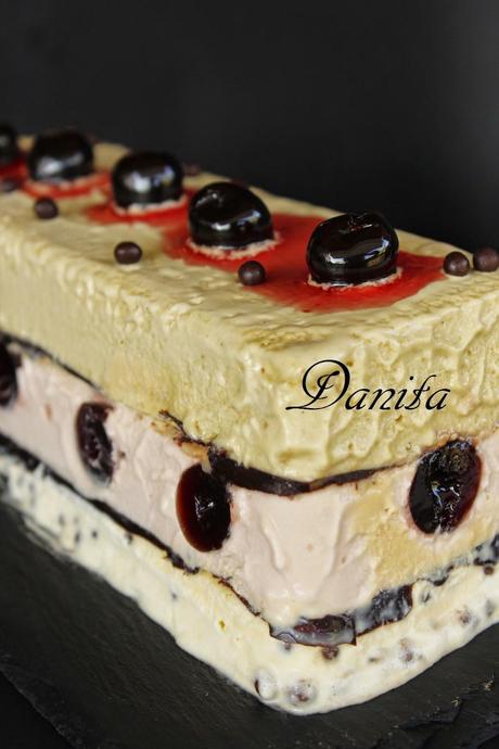 Semifreddo croccante gelato ai tre gusti: vaniglia, amarene, pistacchio... e l'autunno