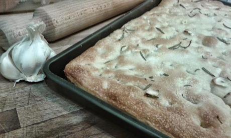 Focaccia rosmarino e aglio con esubero