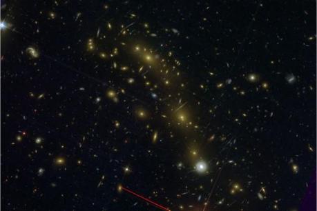Immagine in luce visibile e nel vicino infrarosso delle regioni centrali di MACS J0416.1-2403, uno degli ammassi di galassie parte dello studio di CLASH-VLT, osservato dallo Hubble Space Telescope. A sinistra la distribuzione tridimensionale delle galassie lungo una sezione conica dell'universo ottenute con lo spettrografo VIMOS al VLT. La concentrazione di punti intorno a redshift 0.4 corrisponde a circa 850 galassie nella buca di potenziale dell’ammasso. 