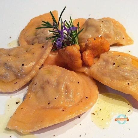 Ravioli ripieni di funghi gallinacci al rosmarino