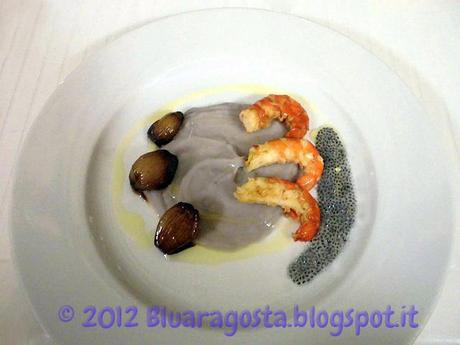 11-gamberoni con crema di patate viola scalogni glassati e semi di basilico