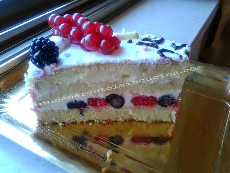 Torta génoise con chantilly al limoncello e frutti di bosco.