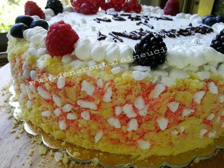 Torta génoise con chantilly al limoncello e frutti di bosco.