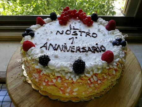 Torta génoise con chantilly al limoncello e frutti di bosco.