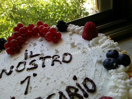 Torta génoise con chantilly al limoncello e frutti di bosco.