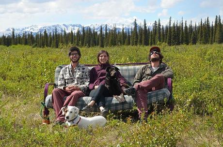 CouchSurfing  Tre amici, due cani e un divano 1